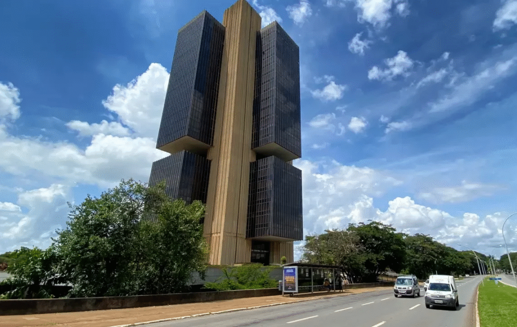 Mercado reduz projeção do IPCA de 2025 para 5,20% e vê dólar levemente mais baixo